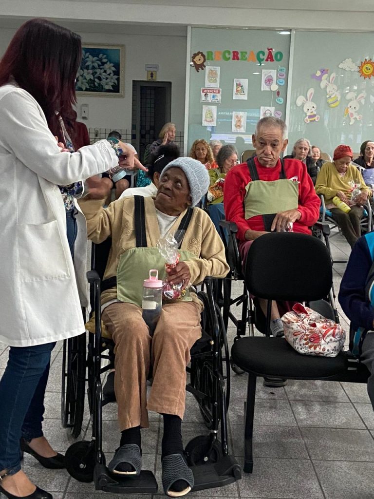 Ação ‘Páscoa Solidária’ doa chocolates para idosos do abrigo Bezerra de Menezes