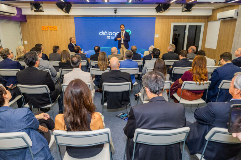 Eduardo Leite defende reformas estruturais e novo modelo de financiamento da saúde no Diálogos da Saúde